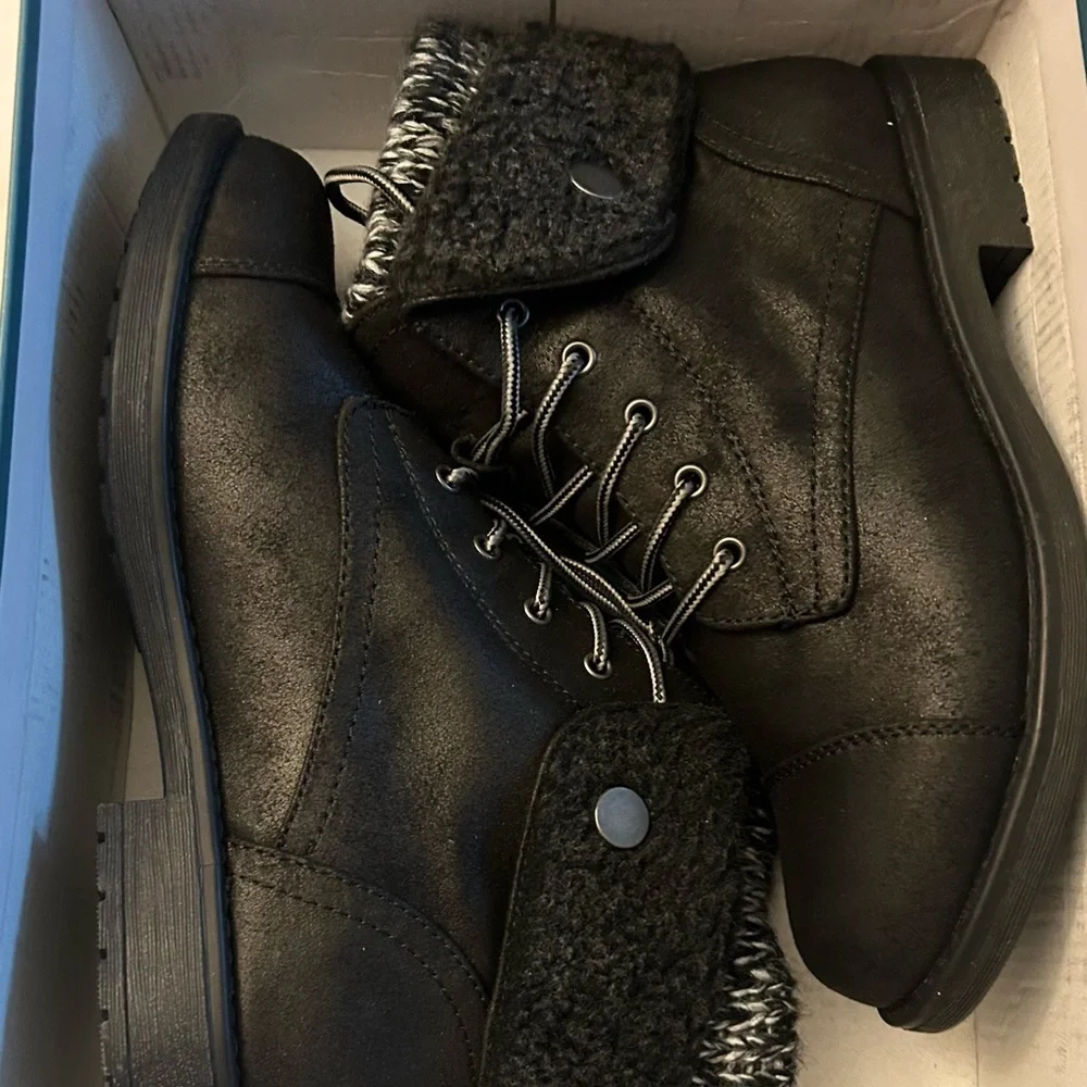 Cliff By White Mountain Woman’s Tie Up Boots Size 7.5 NIB